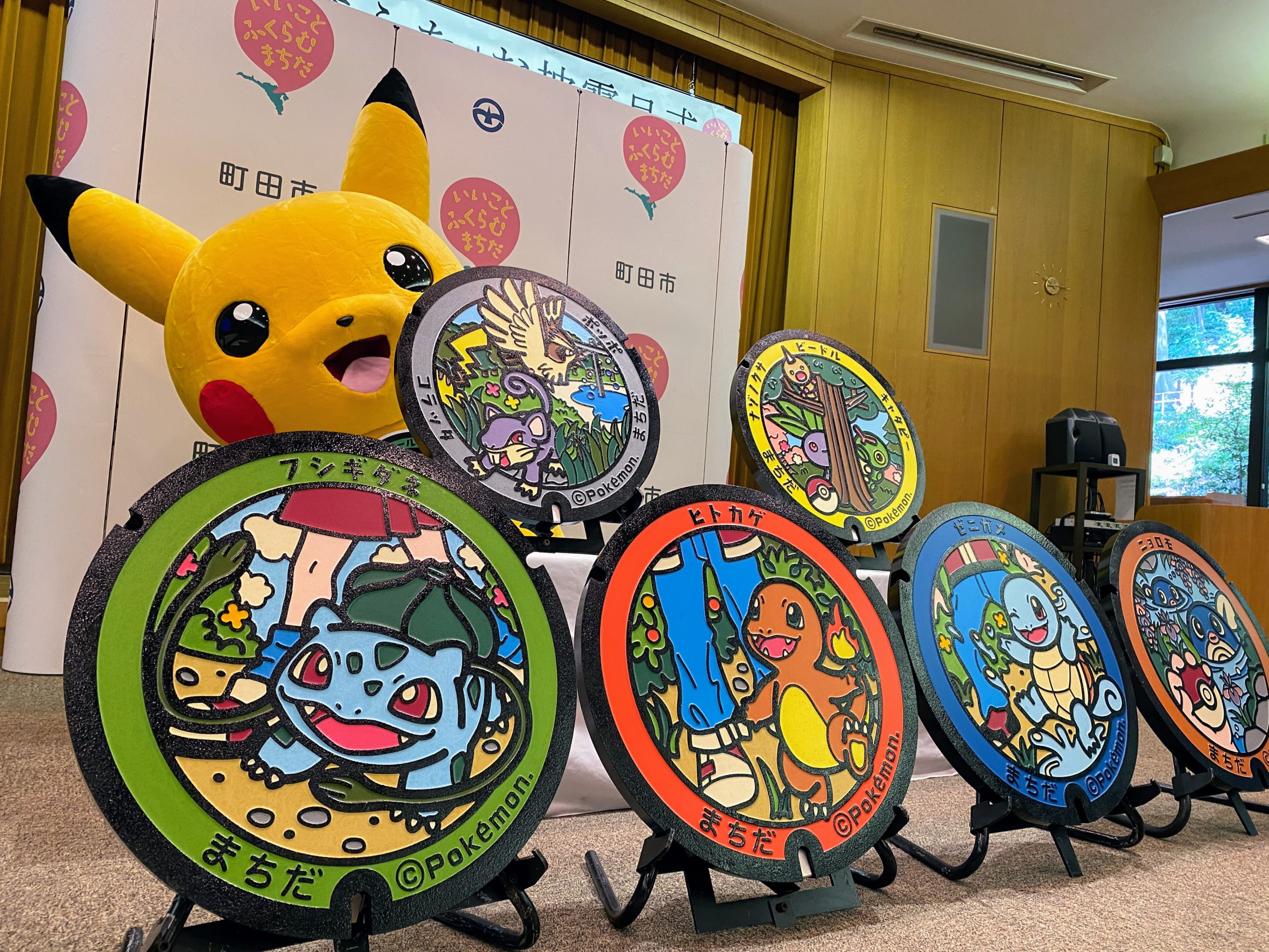 『ポケモン』のマンホール「ポケふた」記念すべき100枚目は東京・町田に設置！初代御三家など物語の始まりを感じさせるラインナップ