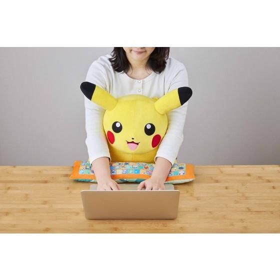 「ポケモン」ピカチュウのPCクッションが登場！楽な姿勢でPC作業ができる便利アイテム