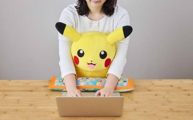 「ポケモン」ピカチュウのPCクッションが登場！楽な姿勢でPC作業ができる便利アイテム