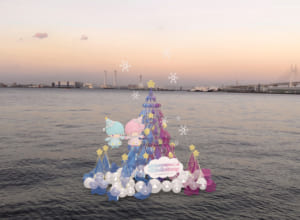 キキ＆ララ「TWINKLE COLOR CHRISTMASA RT REE」海に浮かぶキキ&ララARツリー