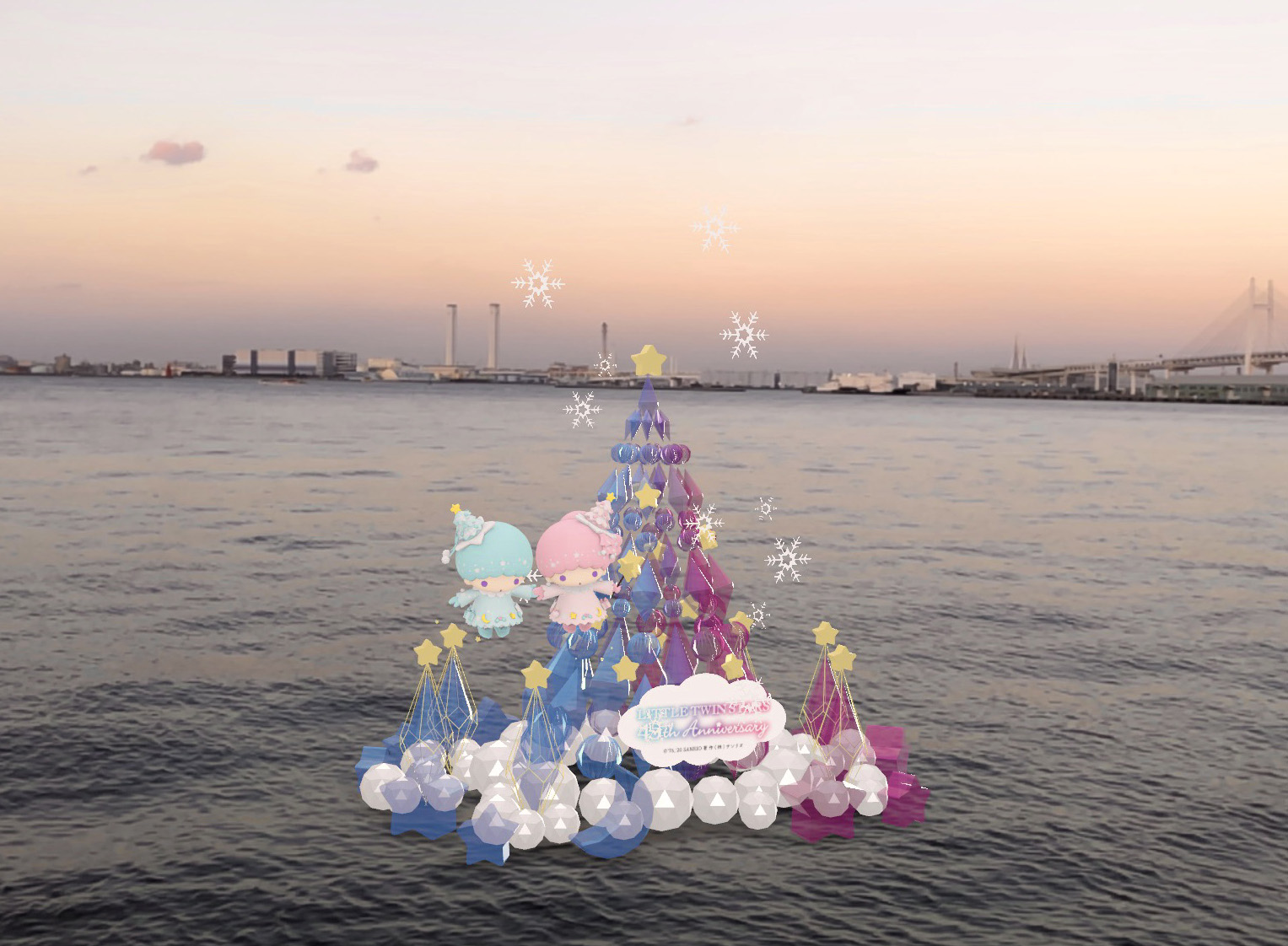 キキ＆ララ「TWINKLE COLOR CHRISTMASA RT REE」海に浮かぶキキ&ララARツリー