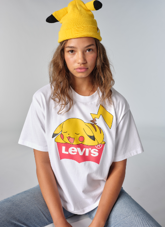 LEVI’S® x POKÉMON　POKEMON BEANIE　PIKACHU／POKEMON UNISEX TEE SLEEPING PIKACHU WHITE +