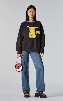 LEVI’S® x POKÉMON　POKEMON UNISEX CREW　HAPPY PIKACHU CAVIAR／POKEMON POKEBALL　X-BODY