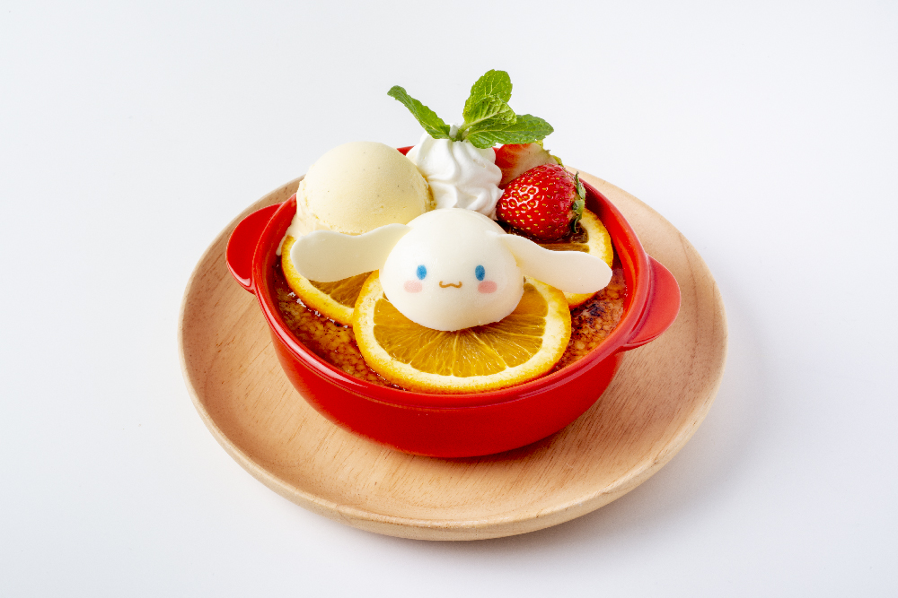 「サンリオ」×「EGG & SPUMA」コラボカフェ シナモロールのフルーツたっぷりの濃厚クレームブリュレ