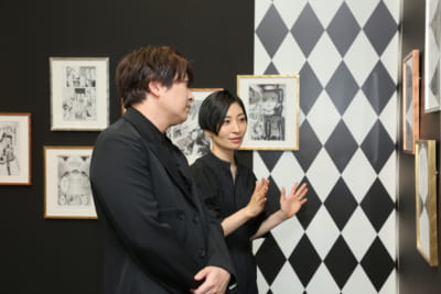 「黒執事展-Rich Black-」会場見学する小野大輔さんと坂本真綾さん