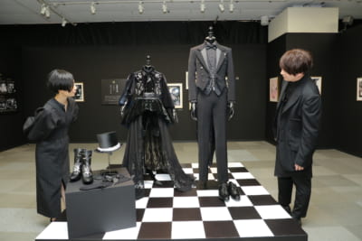 「黒執事展-Rich Black-」会場見学する小野大輔さんと坂本真綾さん