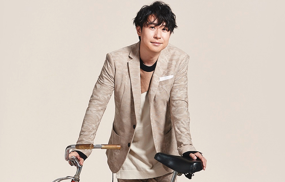 声優・鈴村健一さんがファッション誌「Oggi」でアドリブ撮影！？「モノボケということですね」