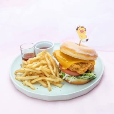 「エターナル少女cafe」ポコ太のメープルチキン ドーナッツサンド