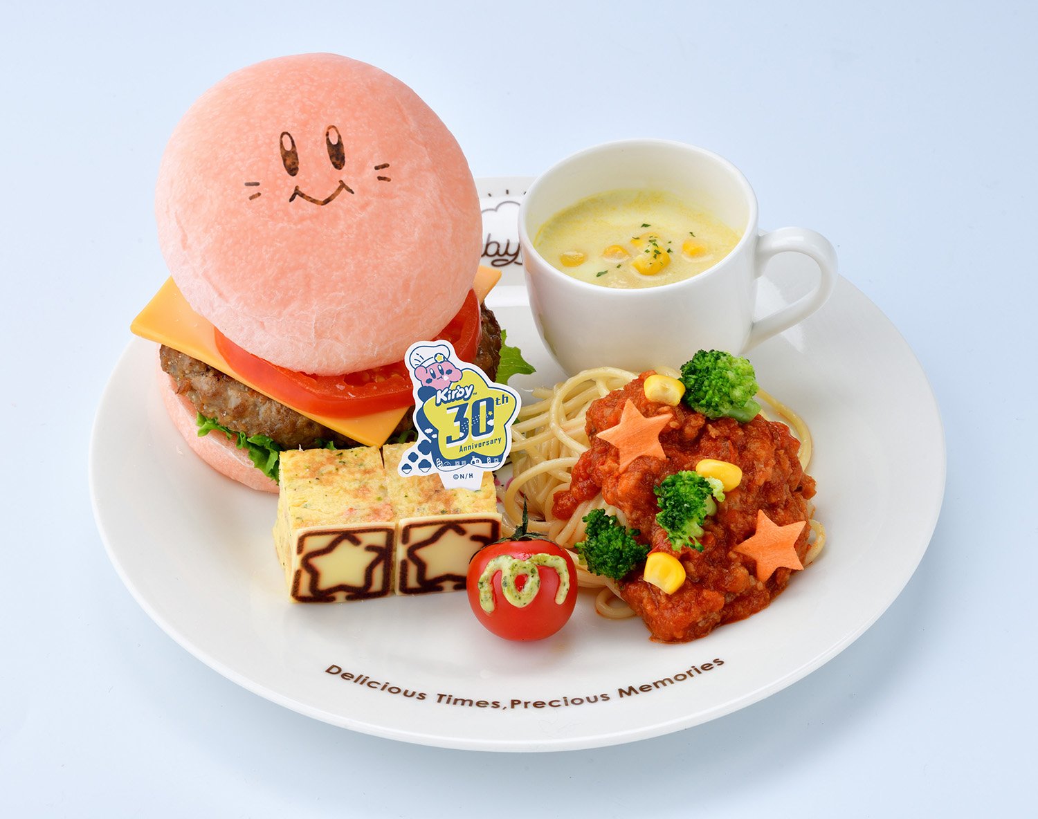 「Kirby Café (カービィカフェ）」カービィバーガー&ミートパスタ 温野菜のせ（30周年おめでとうバージョン）