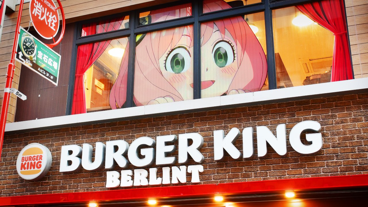 「バーガーキング」バーリント店から顔を覗かせるアーニャ・フォージャー（「バーガーキング」公式Twitterより引用）