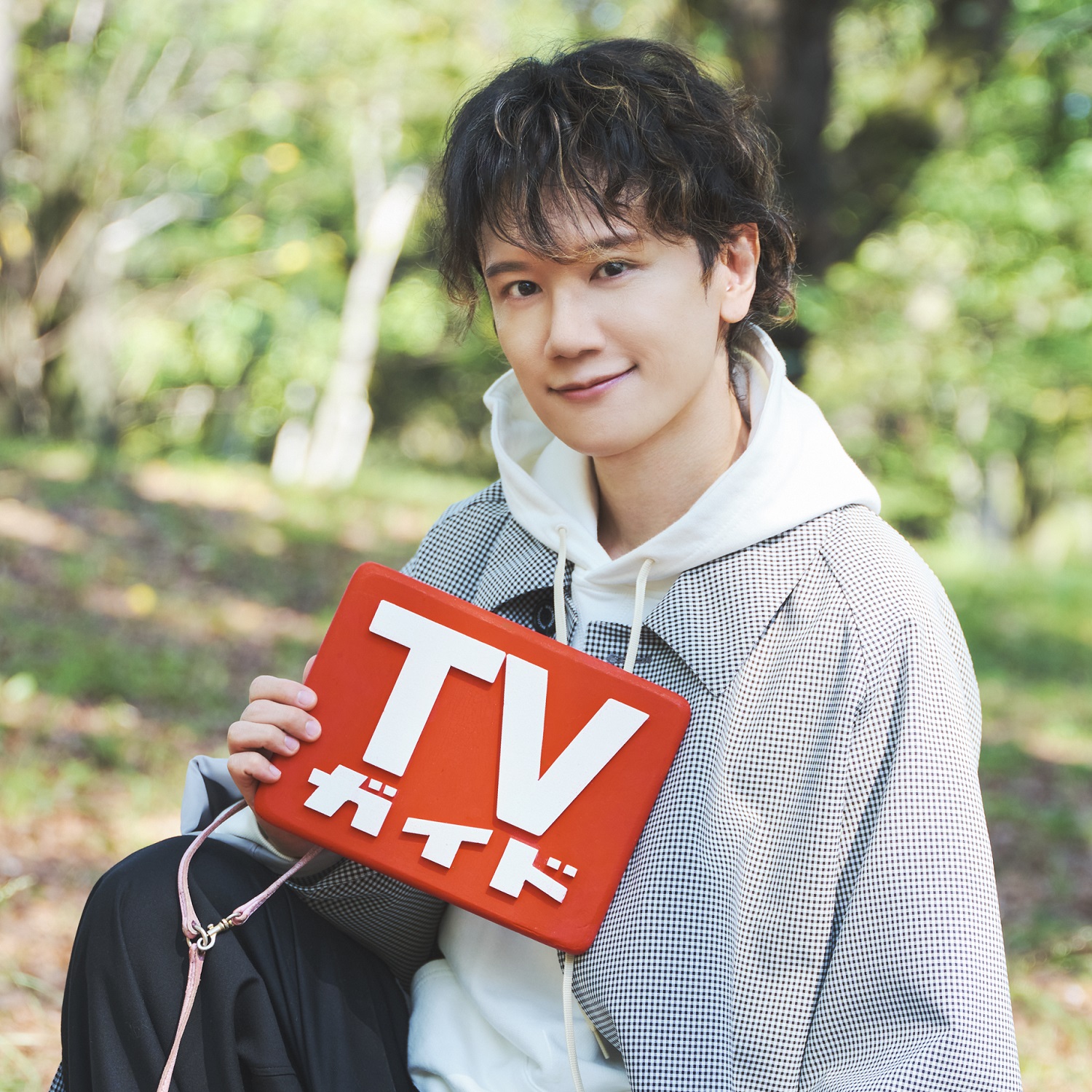 KENNさんが「週刊TVガイド」に登場！通販特典ではワンちゃんとスヤスヤ&眼鏡をかけた姿など