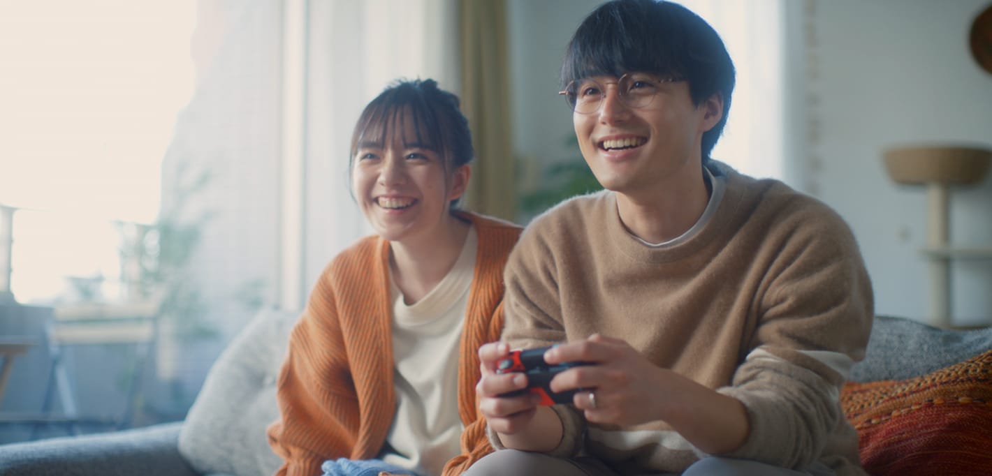 複数人でゲームをプレイ、“明るいCM”真のターゲットは主婦！？「親になってみてすごく納得」