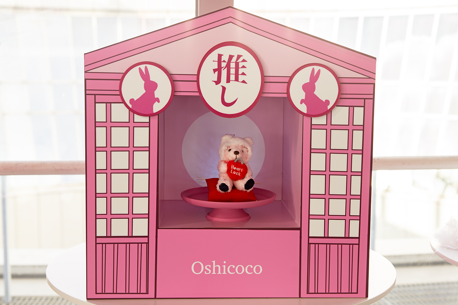 「Oshicoco」大阪・梅田に推し布教神社が登場！アクスタやぬいと撮影できる◎