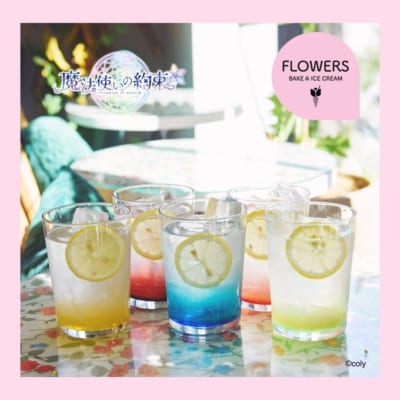 「魔法使いの約束×FLOWERS BAKE＆ICE CREAM」コラボカフェ　選べるまほやくスペシャルレモネードとお花のバックSET