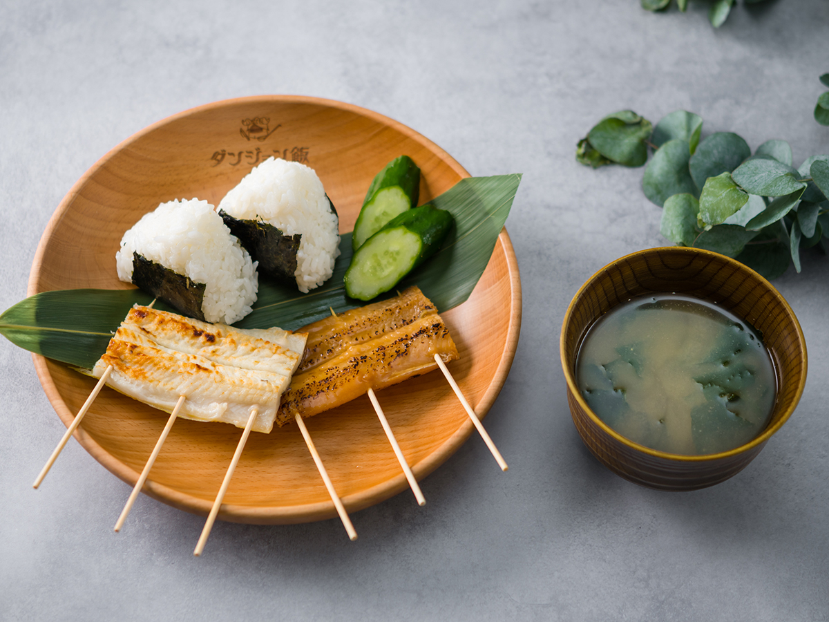 『ダンジョン飯』コラボカフェ ジャイアントクラーケンについてたジャイアント寄⽣⾍の蒲焼き＆⽩焼き