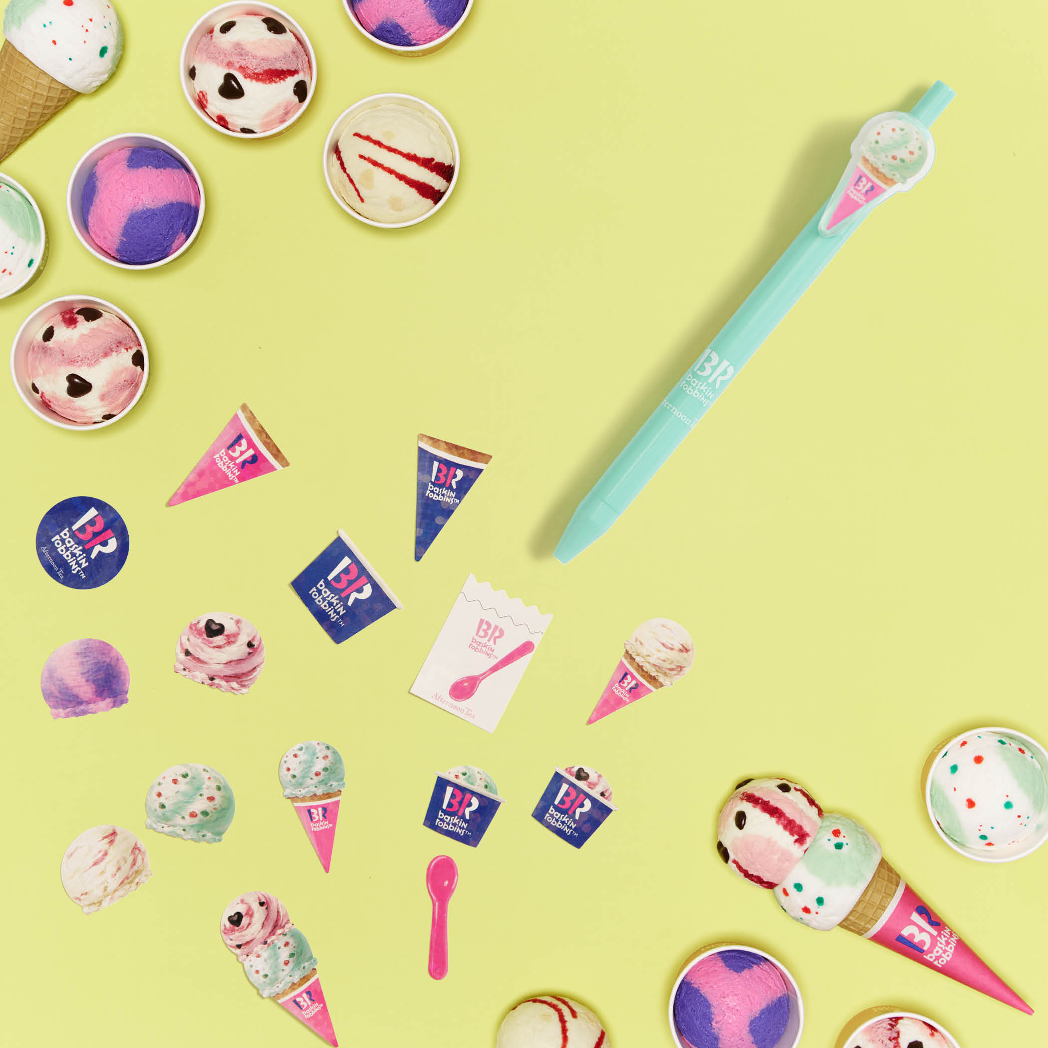「Afternoon Tea LIVING×サーティワン アイスクリーム」ボールペン ￥1,100、フレークシール ￥715

