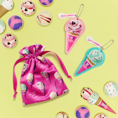 「Afternoon Tea LIVING×サーティワン アイスクリーム」リバーシブル巾着 ￥2,860、アクリルスライドミラー 各￥1,320