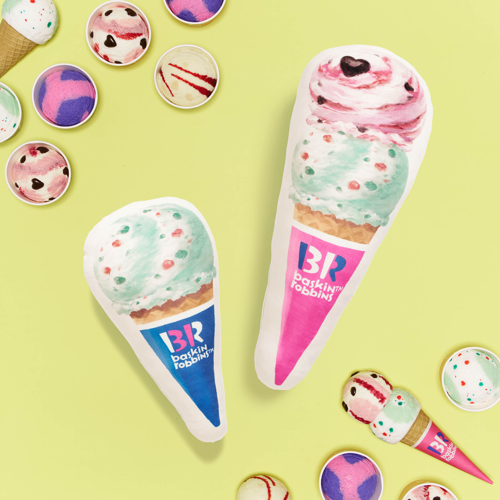 「Afternoon Tea LIVING×サーティワン アイスクリーム」クールクッション ￥3,300、抱き枕 ￥5,500