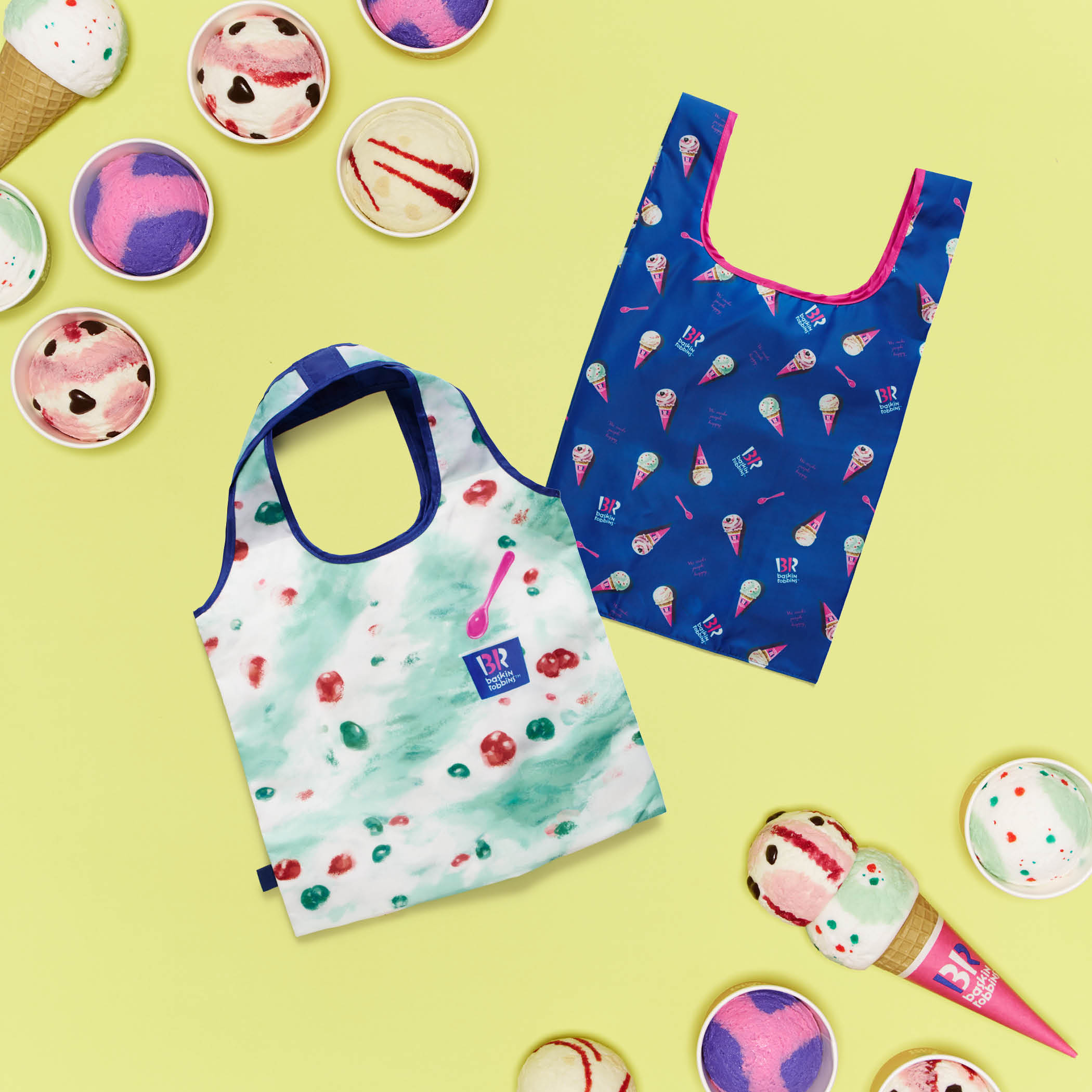 「Afternoon Tea LIVING×サーティワン アイスクリーム」保冷バッグM ￥2,640、コンパクトバッグM ￥1,980