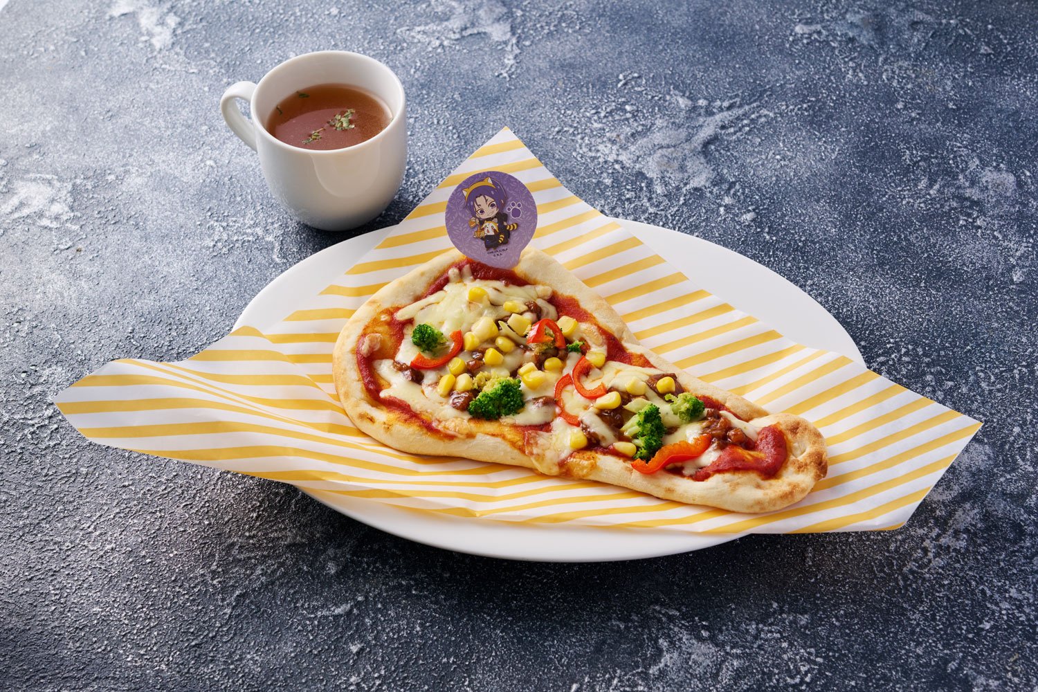 「ブルーロック×ラスカル」コラボカフェ 御影玲王の御曹司特製肉味噌とトウモロコシのナンピザ