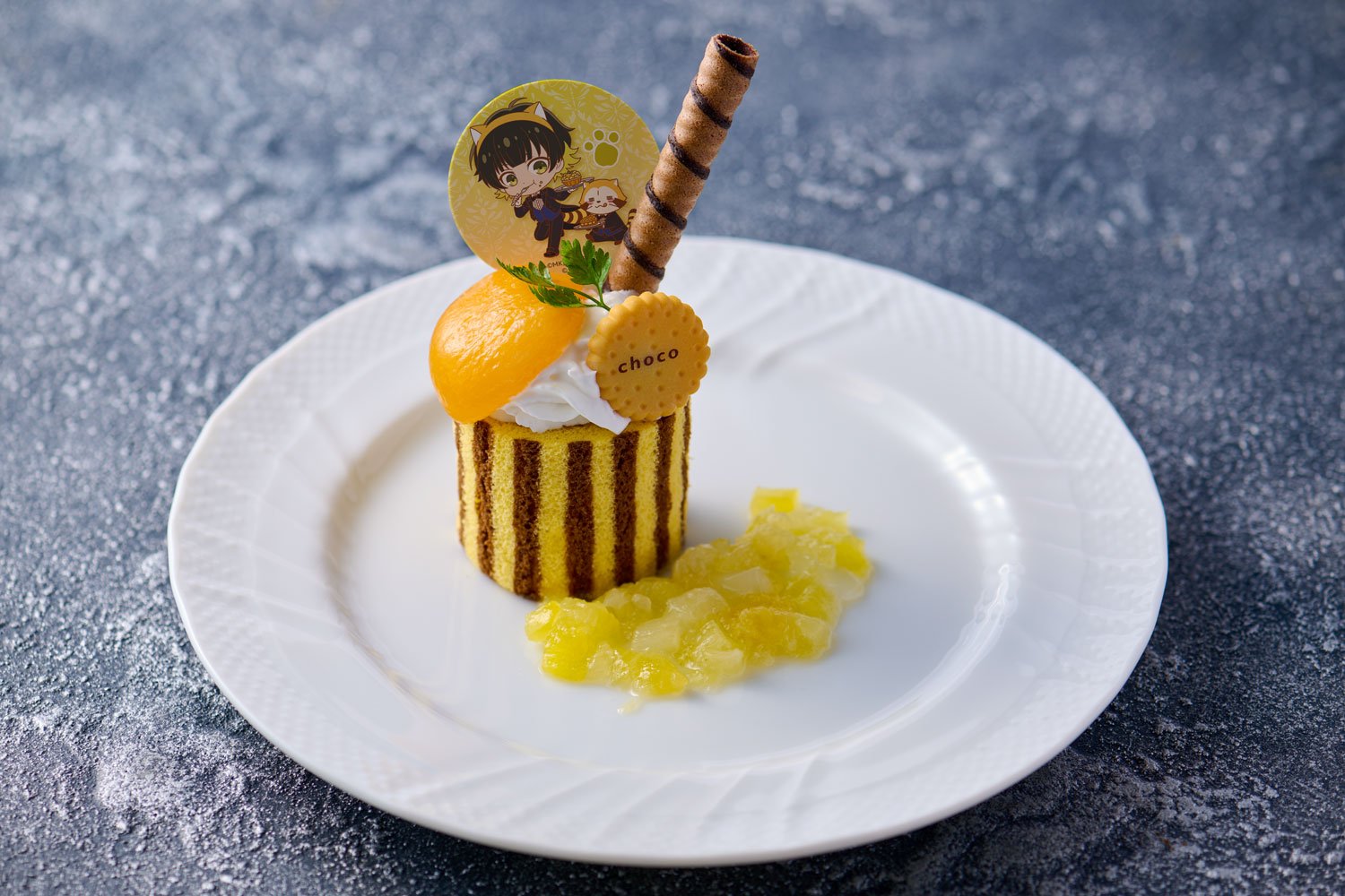 「ブルーロック×ラスカル」コラボカフェ 蜂楽 廻のシマシマロールパイナップルソース