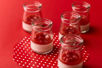 サンリオ「ハローキティのわくわくスイーツパーティー」いちごのなめらかパンナコッタ