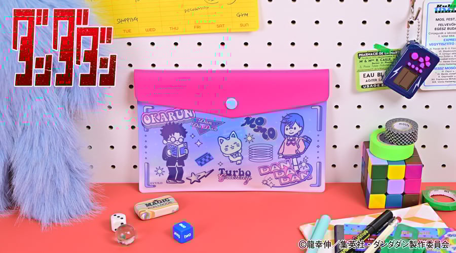 『ダンダダン』ビィズニィズコラボグッズ発売！ゆるっと可愛い×Y2KデザインのTシャツやアクスタなど全4種が登場