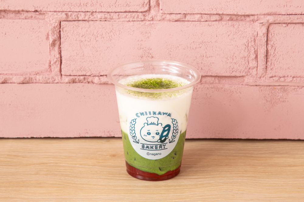 「ちいかわベーカリー」アイス抹茶ラテ