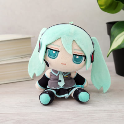 「『初音ミク』2025 SUMMER」くいくい（ぬいぐるみマスコット）／初音ミク