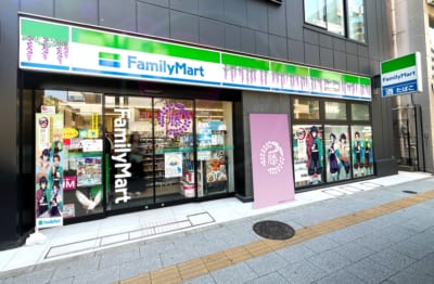 「鬼滅の刃×ファミリーマート」浅草「藤の花の家紋の家」風ラッピング店舗