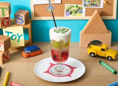 『トイ・ストーリー』×「OH MY CAFE」＜エイリアン＞ゼリーパフェ