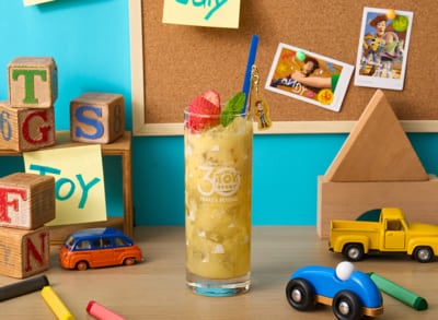 『トイ・ストーリー』×「OH MY CAFE」＜ウッディ＞ミックスフルーツジュース