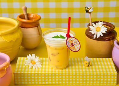 「くまのプーさん」スペシャルカフェ　HUNNY風味のミルクヨーグルトラテ（テイクアウト）