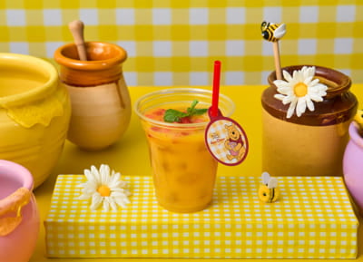 「くまのプーさん」スペシャルカフェ　オレンジ＆マンゴージュース（テイクアウト）