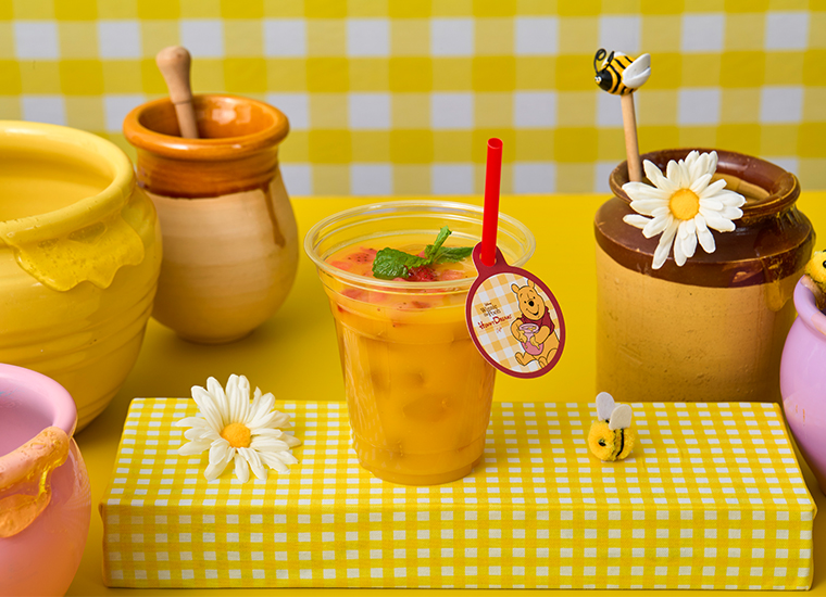 「くまのプーさん」スペシャルカフェ　オレンジ＆マンゴージュース（テイクアウト）