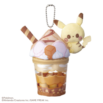 「ポケピース POP UP STORE by VILLAGE VANGUARD」ピカチュウのキャラメルパフェぬいぐるみチャーム