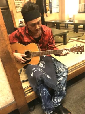 荒井鉄平役：児嶋一哉さん