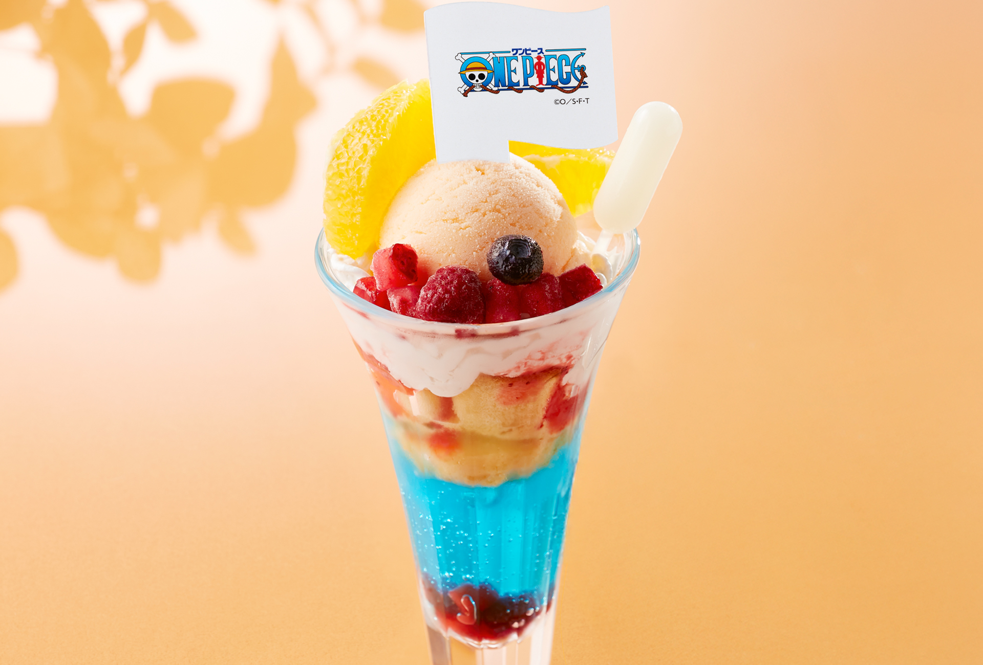 「ONE PIECE×ジョイフル」ナミの大好き♡みかんとベリーの「魔法の天候棒（ソーサリー・クリマ・タクト）」パフェ