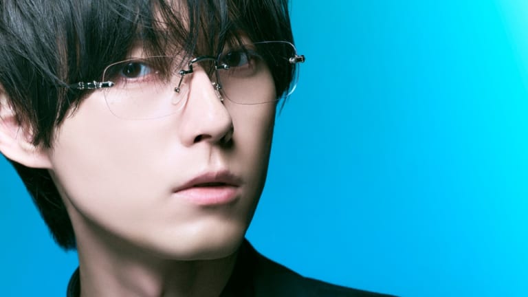 増田俊樹がメガネ×ジャケット姿で『週刊TVガイド』に登場！ ダークな