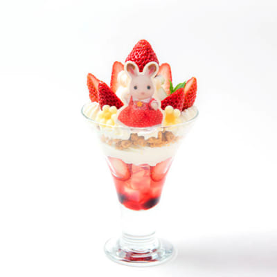 「シルバニアファミリー×TOBU SPRING PARTY」ショコラウサギの女の子のいちごパフェ