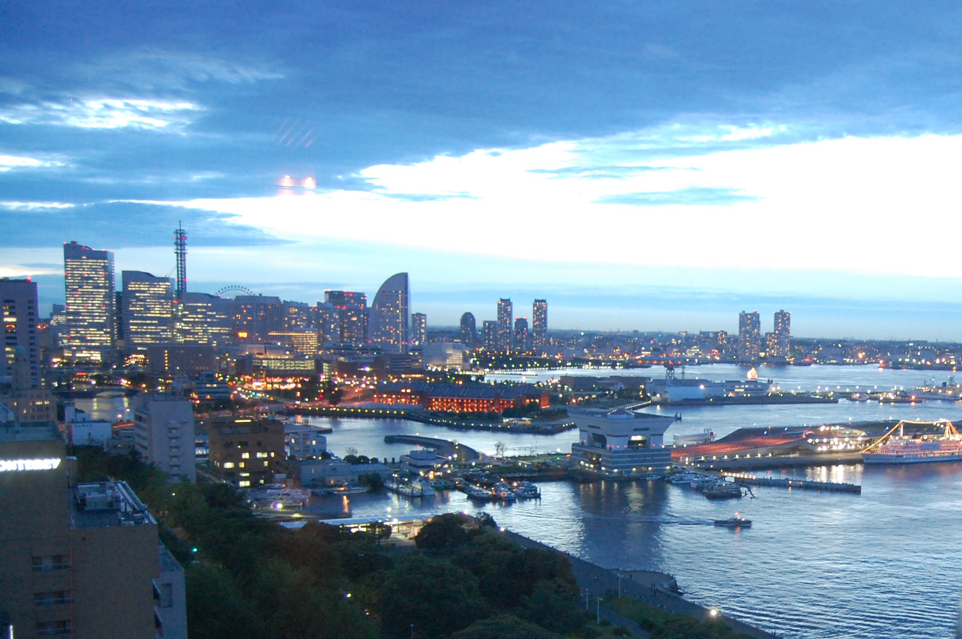 ホテルニューグランドから望む横浜の夜景