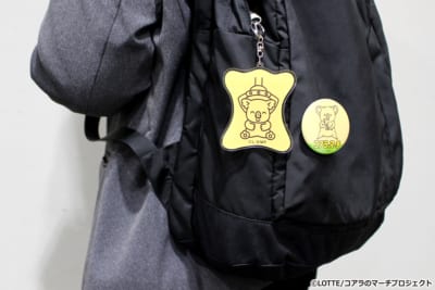 コアラのマーチ キーホルダーと缶バッジ 使用イメージ