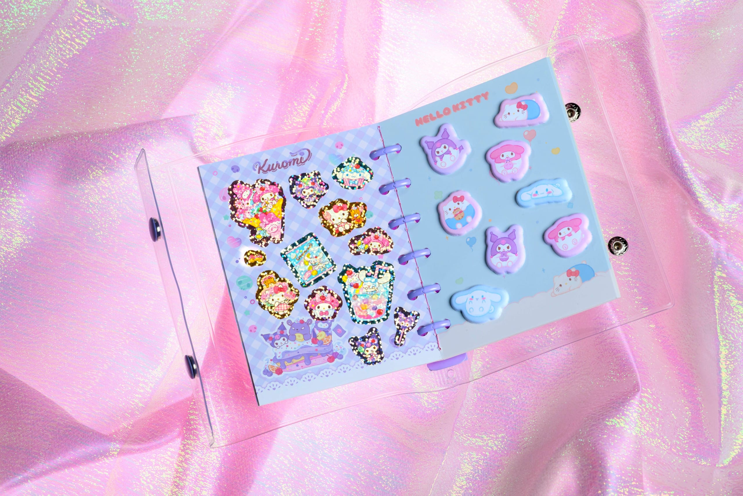 シール帳を開いた状態 シールを貼って楽しめるデザイン