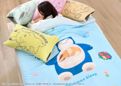 Pokémon Sleep×昭和西川 リバーシブルキルトケット シアンの砂浜 使用イメージ