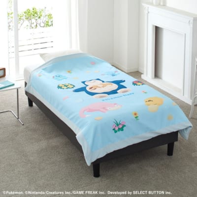 Pokémon Sleep×昭和西川 リバーシブルキルトケット シアンの砂浜 ベッド使用イメージ