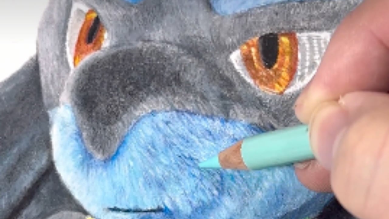 「目を疑うリアルさ」色鉛筆で描いたルカリオのぬいぐるみに「本物にしか見えない」「脳バグる」