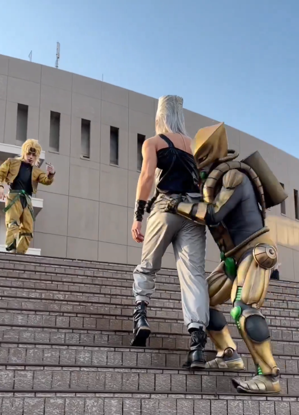 『ジョジョの奇妙な冒険』コスプレでザ・ワールドの「時間停止」を完全再現！？「ワールドくん息切れてるじゃないの」「疲れてるの可愛い」