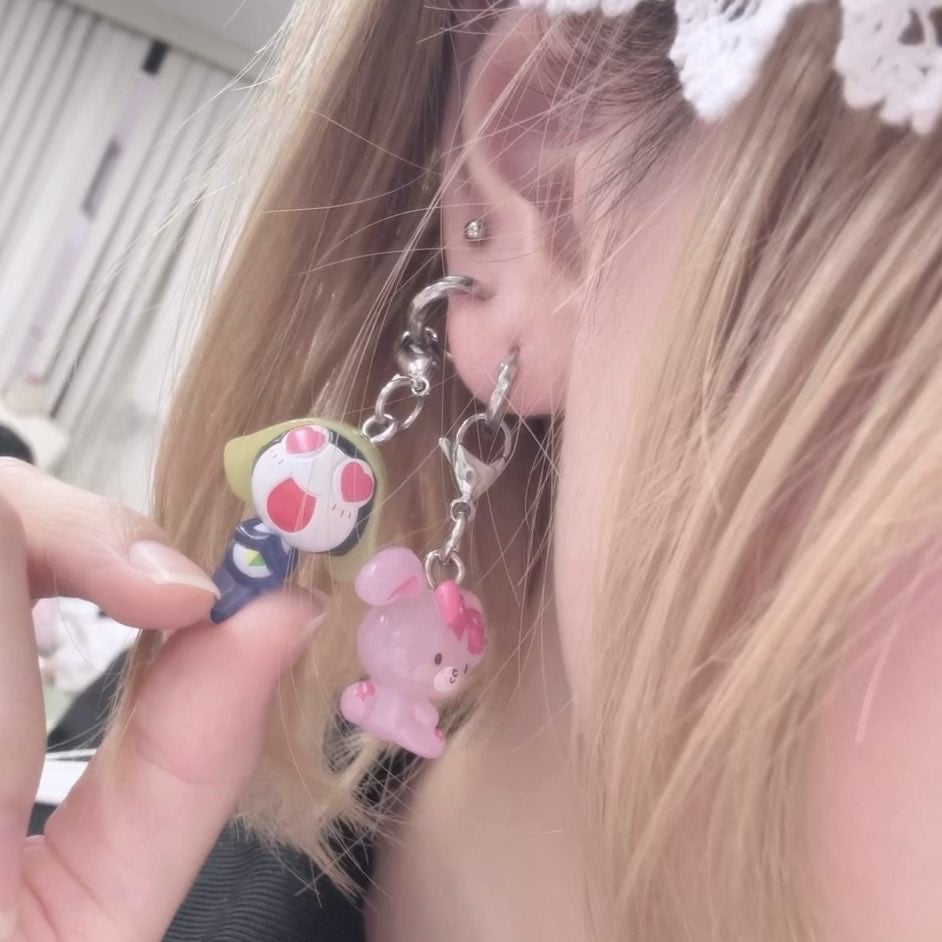 ガチャガチャの「めじるしアクセサリー」をピアスにつける使い方が2.5万いいね→「これは革命的なアイデア」「これやる為にピアス開け直す」