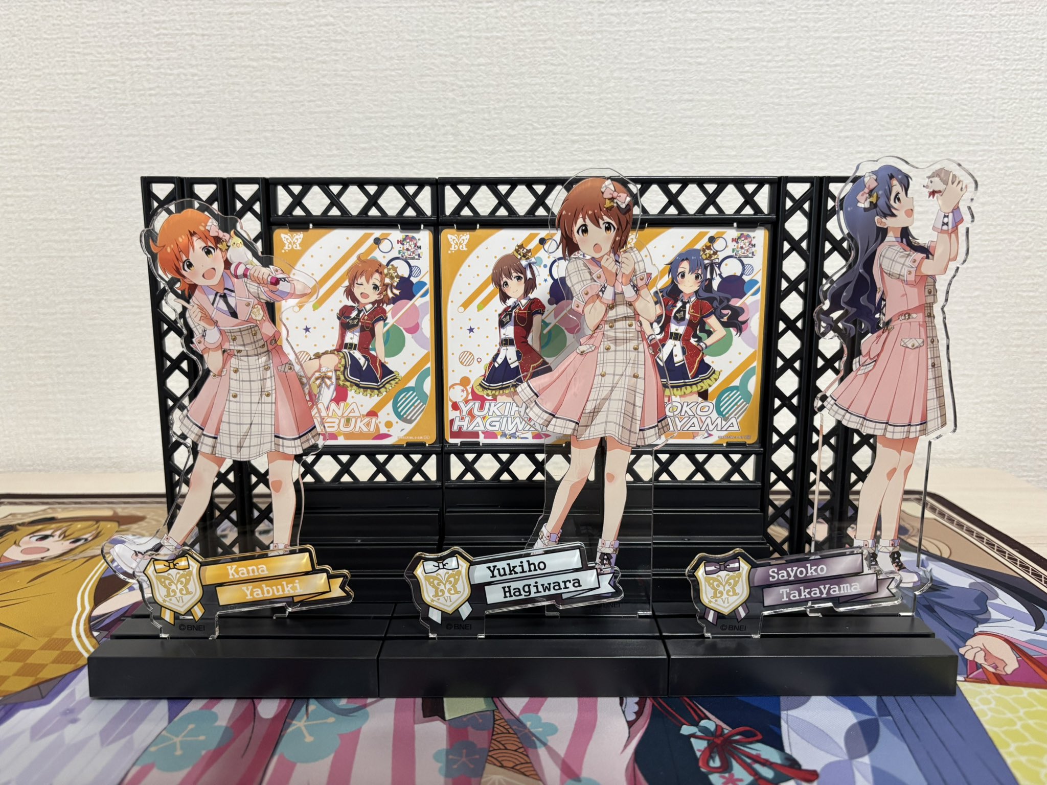 ダイソー「アクスタステージ」がアイドル・バンドキャラのアクスタと相性抜群で「ガチで神アイテム！」「クオリティーたけぇ」