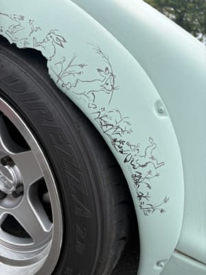 車のフェンダーに描かれた鳥獣戯画風イラスト